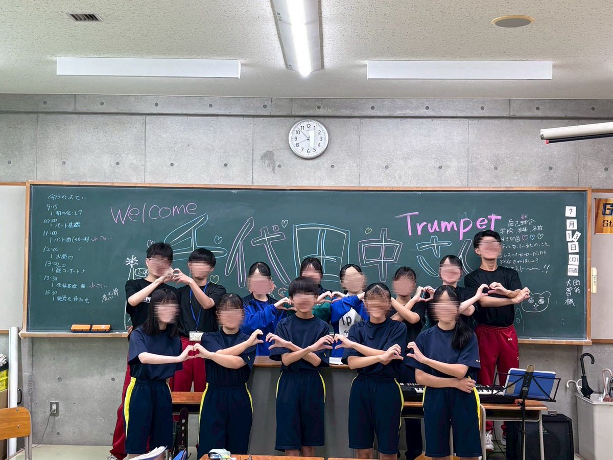 cchwind's tweet photo. 先日千代田中さんとの合同練習を行いました✨
中学生のみなさんと合同練習をして普段とは違う雰囲気の中で演奏することができとても良い経験になりました🪽
練習だけでなく、レクをしたり楽しい時間を一緒に過ごしたことでより仲を深めることができ、合同練習がさらに充実したものになりました。 https://t.co/ghesDAIzzO