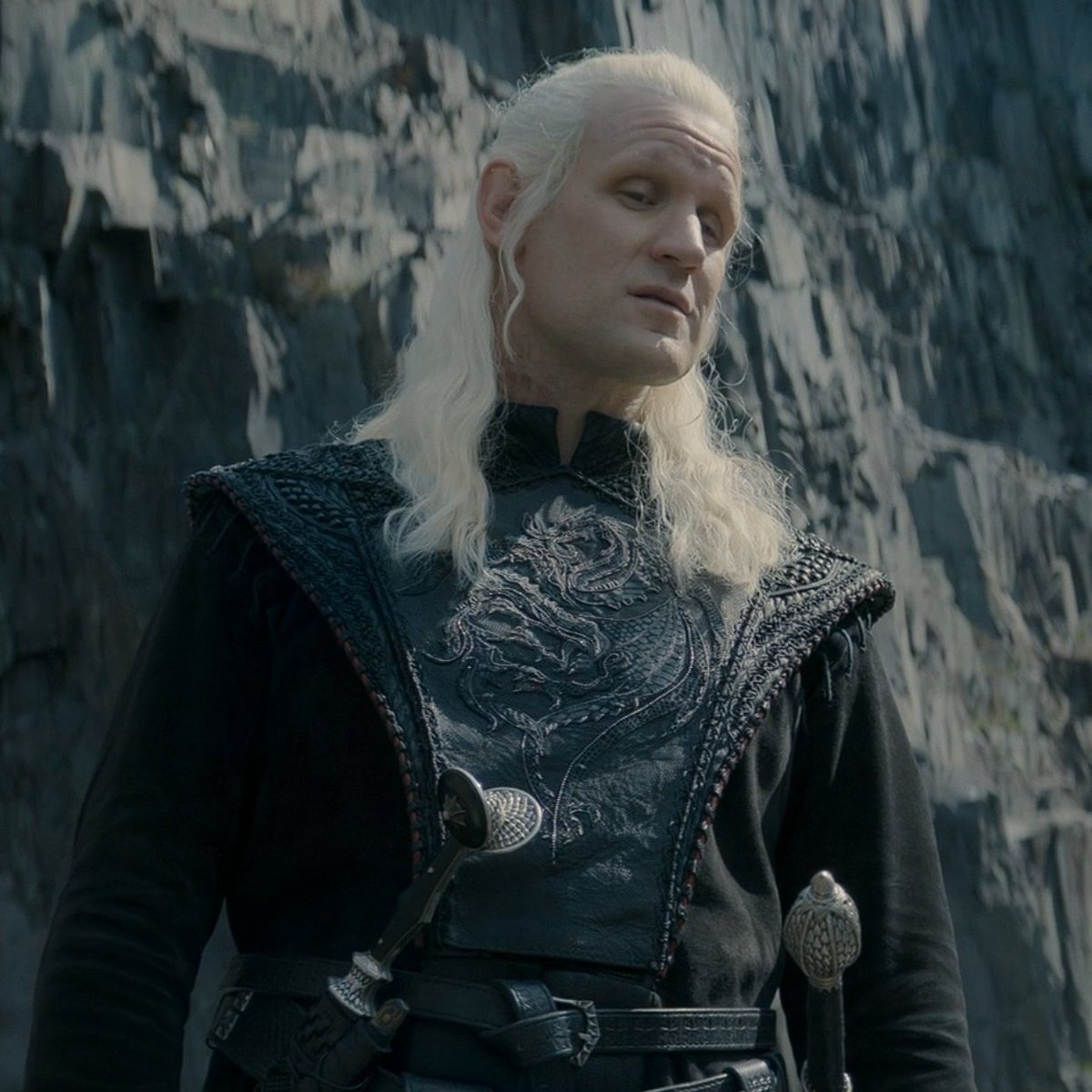 appleofsodomm's tweet photo. Yine kaşla göz arasında masum canına kıyan Daemon Targaryen... Savaş suçu işlemeden bir gün geçiremiyor adam, Targaryen diye bir şey olmasaydı yine Targaryen derdik https://t.co/G3pGkdoKBO