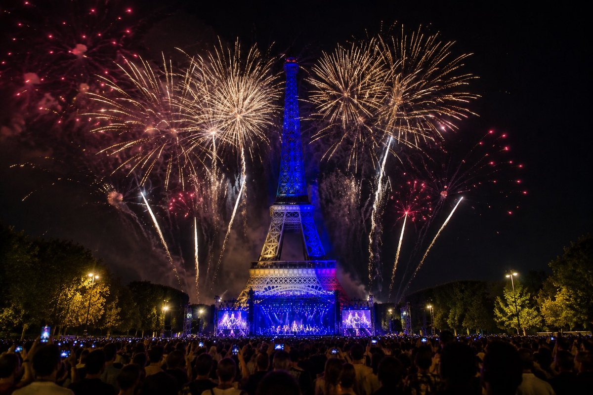 FilRougeFR's tweet photo. 🚨🇫🇷 FÊTE NATIONALE | En raison de la canicule, la préfecture de police décale le Concert de Paris au Champ-de-Mars.

📍 L’ouverture au public est repoussée de 16h à 20h.

🎼 Le concert débutera finalement à 21h45 (au lieu de 21h), avant le traditionnel feu d’artifice à 23h depuis la tour Eiffel.