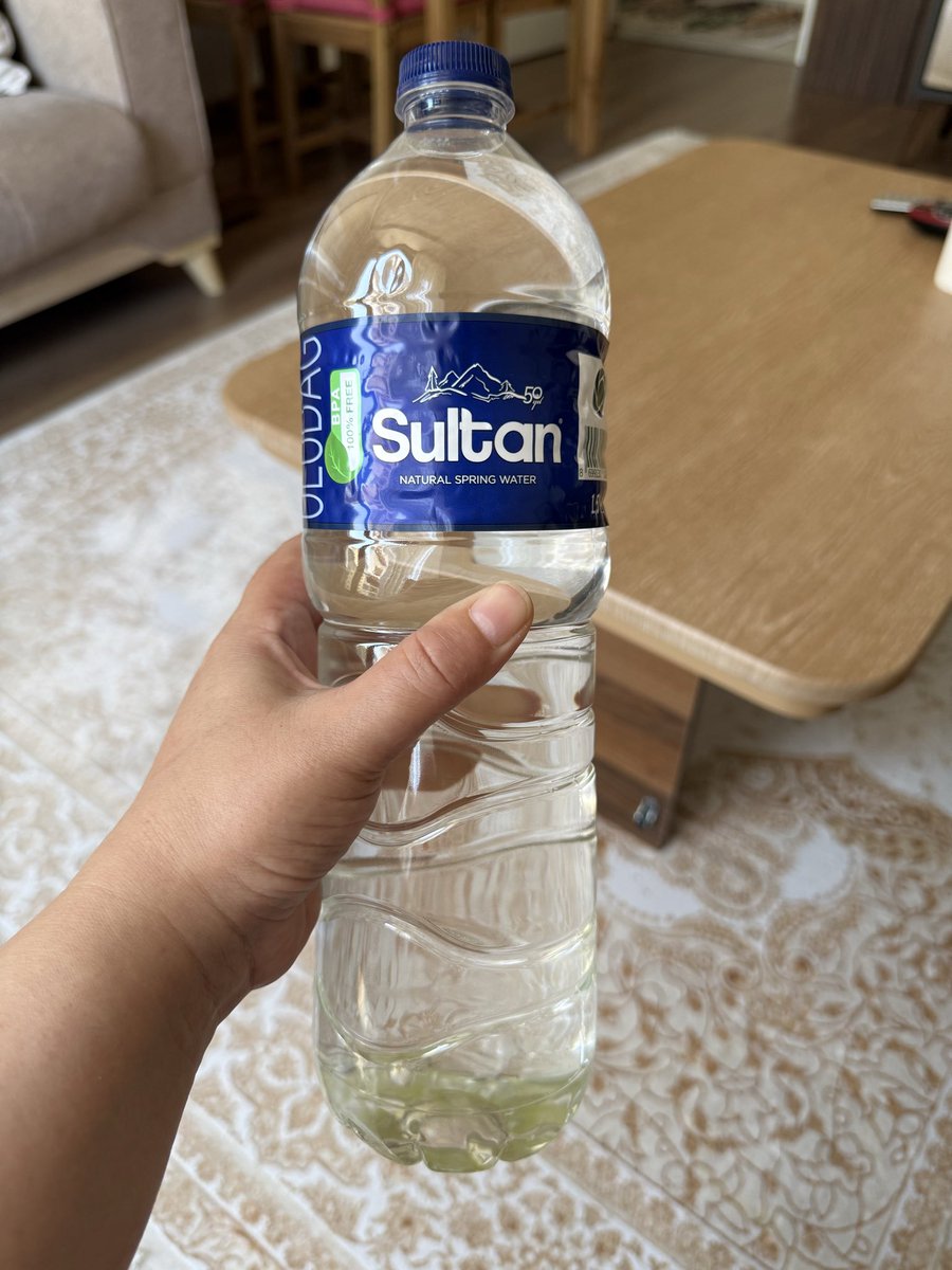 Funda__Keles's tweet photo. 4-5 yıldır eve 1,5 lt’lik Sultan Su alıyoruz. İlk defa böyle birşeyle karşılaştık. 6 koli suyun 3 kolisinde bu yeşil renk var! Her kolide 1 şişenin tabanı tam yeşil, bazılarında yeni başlamış. Marketten geldiğinde evde değildim, dün farkettik. Sebebi nedir acaba?

@sultanicecek https://t.co/BPr87JhINZ