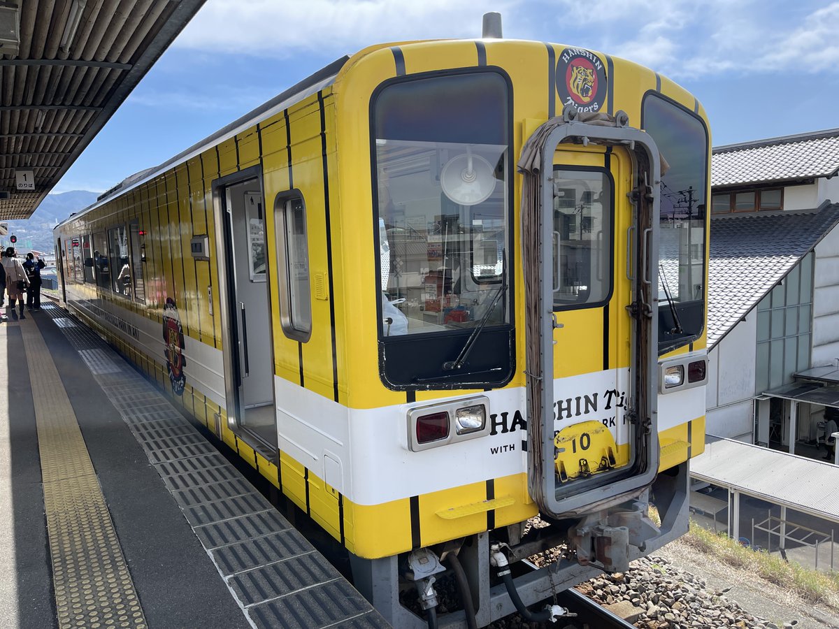 twittiya's tweet photo. #ちゃらぽこTwitter散歩会 お題「トラ」土佐くろしお鉄道ごめんなはり線 阪神タイガース列車、安芸タイガース球場。 https://t.co/wBJpe9jH14
