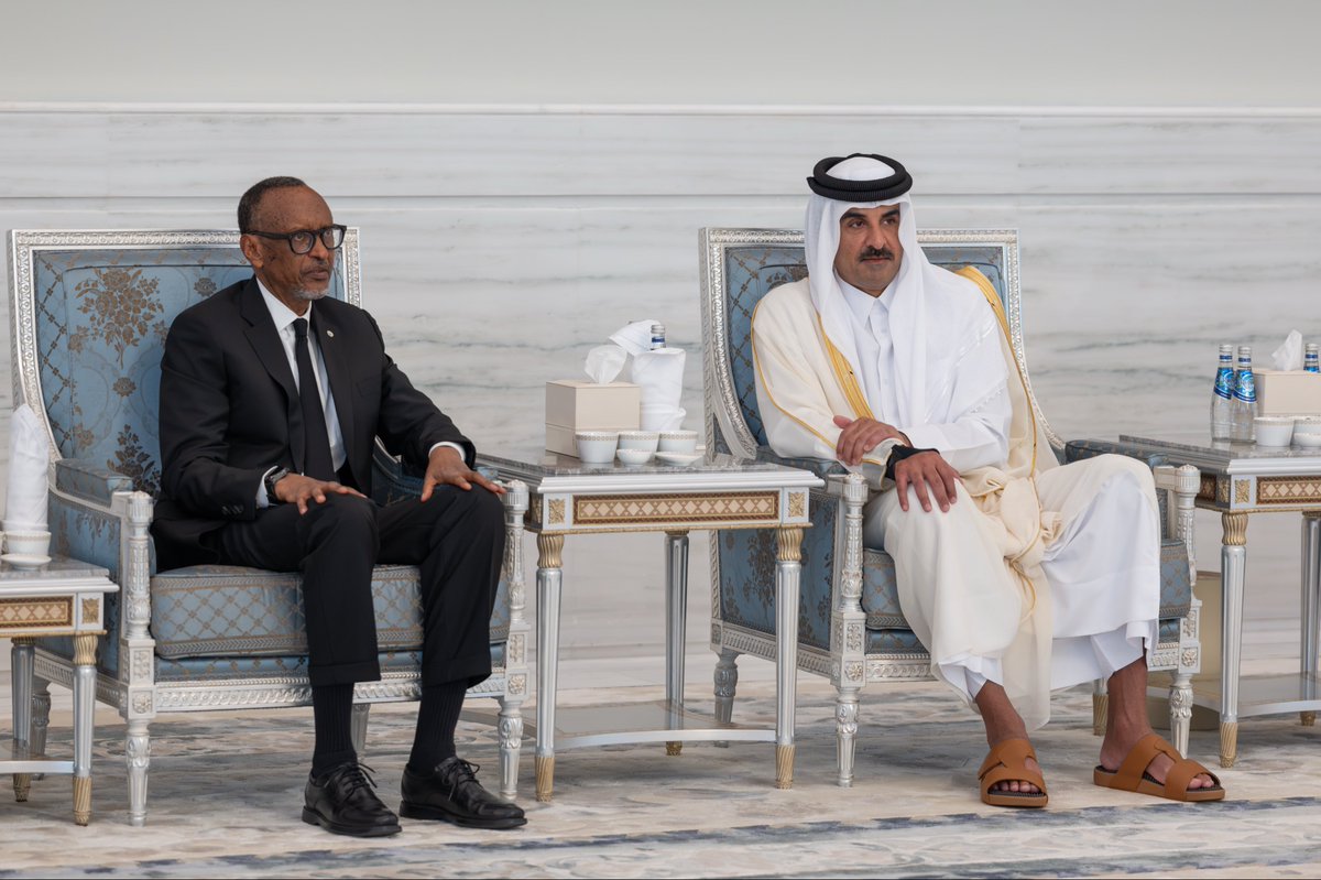 AmiriDiwan's tweet photo. سمو الأمير المفدى يستقبل فخامة الرئيس بول كاغامي رئيس جمهورية رواندا الصديقة، الذي قدم التعازي لسموه في وفاة المغفور له بإذن الله صاحب السمو الأمير الوالد الشيخ حمد بن خليفة آل ثاني، وذلك في قصر لوسيل.  https://t.co/I6TU23lmn7 https://t.co/okELc0DJe0