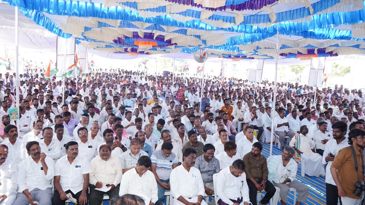 KomatireddyKVR's tweet photo. అభివృద్ధి బాటలో మహబూబ్‌నగర్..

మహబూబ్‌నగర్ జిల్లా ప్యాకేజ్-1లో భాగంగా జిల్లావ్యాప్తంగా హైబ్రిడ్ యాన్యుటీ మోడల్ (HAM) విధానంలో రూ.573 కోట్ల వ్యయంతో చేపట్టనున్న రహదారుల అభివృద్ధి పనులకు మక్తల్ నియోజకవర్గంలో శంకుస్థాపన చేశాను.

HAM విధానంలో నిర్మితమయ్యే రహదారులు అత్యున్నత నాణ్యత, దీర్ఘకాలిక మన్నికతో పాటు మెరుగైన నిర్వహణను అందిస్తాయి. గ్రామీణ-పట్టణ ప్రాంతాల మధ్య అనుసంధానం బలోపేతమై, రవాణా సౌలభ్యం పెరగడంతో వ్యాపారం, వ్యవసాయం, పారిశ్రామిక అభివృద్ధికి మరింత ఊతం లభిస్తుంది.

ప్రజలకు నాణ్యమైన, మన్నికైన రహదారి మౌలిక వసతులు కల్పిస్తూ తెలంగాణ అభివృద్ధిని మరింత వేగవంతం చేయడమే మా ప్రభుత్వ లక్ష్యం.

ఈ కార్యక్రమంలో సహచర మంత్రులు శ్రీ జూపల్లి కృష్ణారావు గారు, శ్రీ వాకిటి శ్రీహరి గారు, ఎమ్మెల్యేలు శ్రీ యెన్నం శ్రీనివాస్ రెడ్డి గారు, శ్రీ వీర్లపల్లి శంకర్ గారు, స్థానిక ప్రజాప్రతినిధులు, అధికారులు పాల్గొన్నారు.