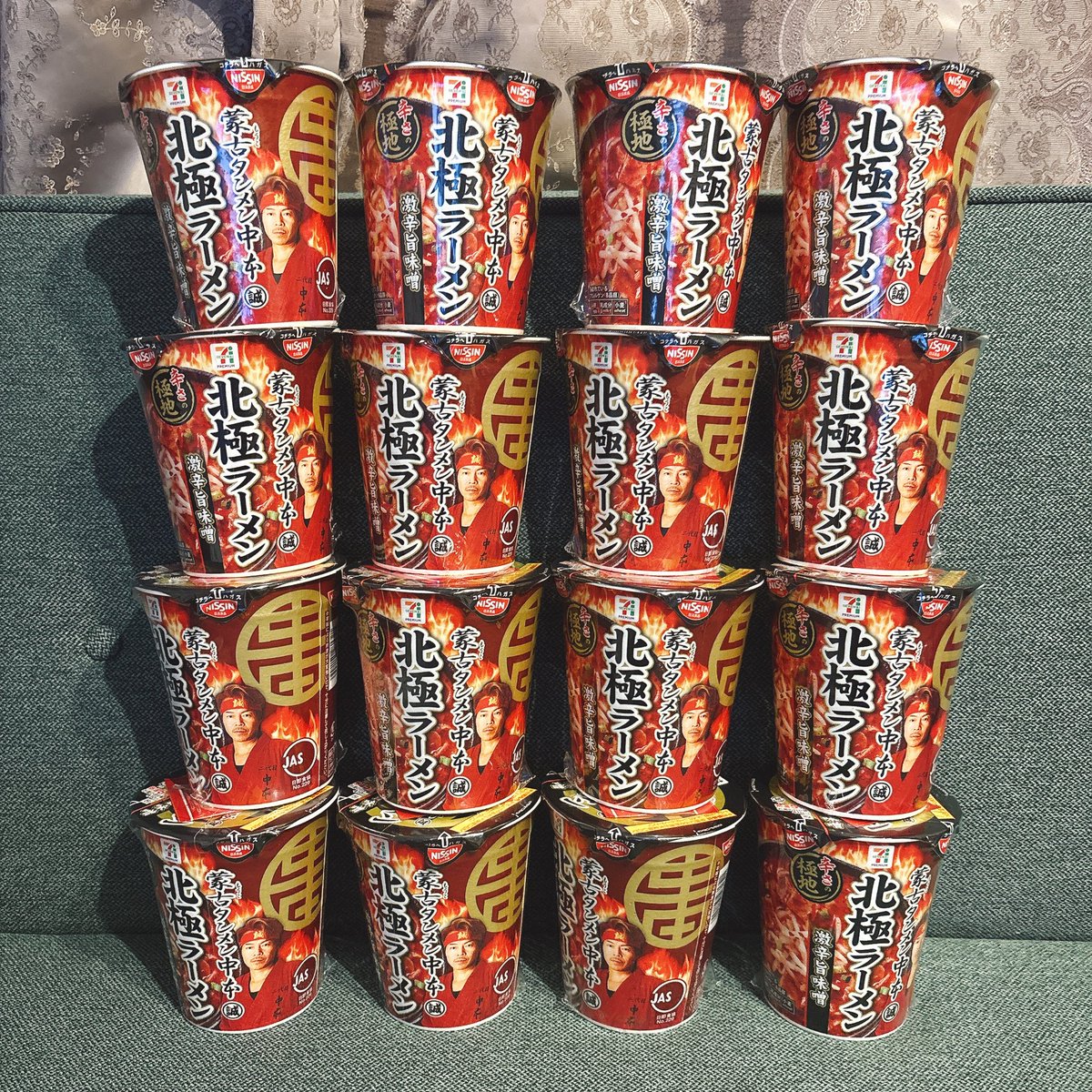 consaMi310's tweet photo. セブンで「北極おば」とかあだ名つけられてるかもしれない🫰🏻
#北極ラーメン https://t.co/T6JNBekII6