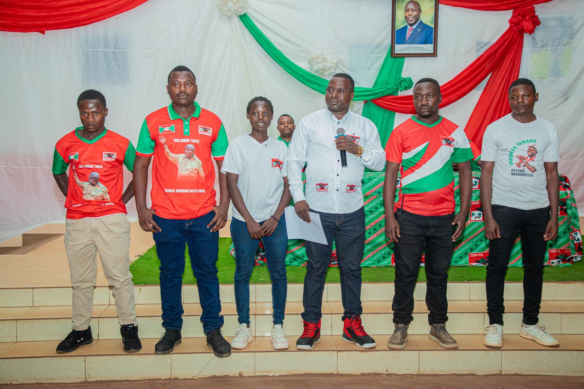 CnddFddGitega's tweet photo. 4/4 Imbonerakure zo muri izo Kaminuza zasavye ko indongozi zazo zoronswa uburyo bwo kwiyunguruza, zikabandanya guhabwa inyigisho z'akarangamutima, hamwe no kuronswa imyambaro ibafasha mu bikorwa vya défilé no mu kurangura neza ubutumwa bwazo mu gukorera igihugu. @CnddFdd https://t.co/GB6TKMZZKB
