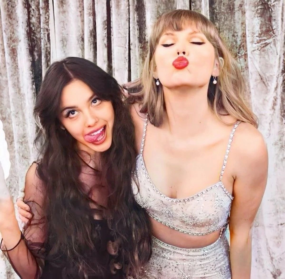 TheTSDaily's tweet photo. 📖| In her 2022 SOUR Composition Book, Olivia Rodrigo revealed that Taylor Swift and Jack Antonoff were "kind enough to approve" her interpolation of “New Year's Day” on “1 Step Forward, 3 Steps Back.”

Olivia shared that she wrote the song while listening to Reputation on a road trip and later decided to build it around the chords from Taylor's “New Year's Day,” which she called one of her favorite love songs of all time.