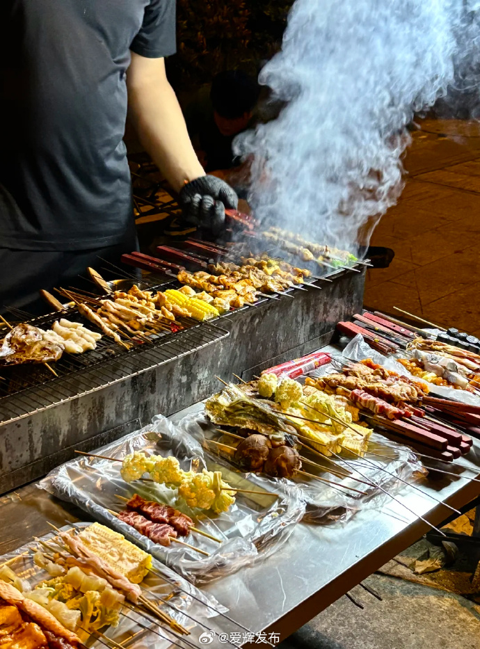 Laura__007's tweet photo. Craving warm, crispy street skewers with savory spices on this chill evening. Street food hits different! https://t.co/hn7zIp6mVC