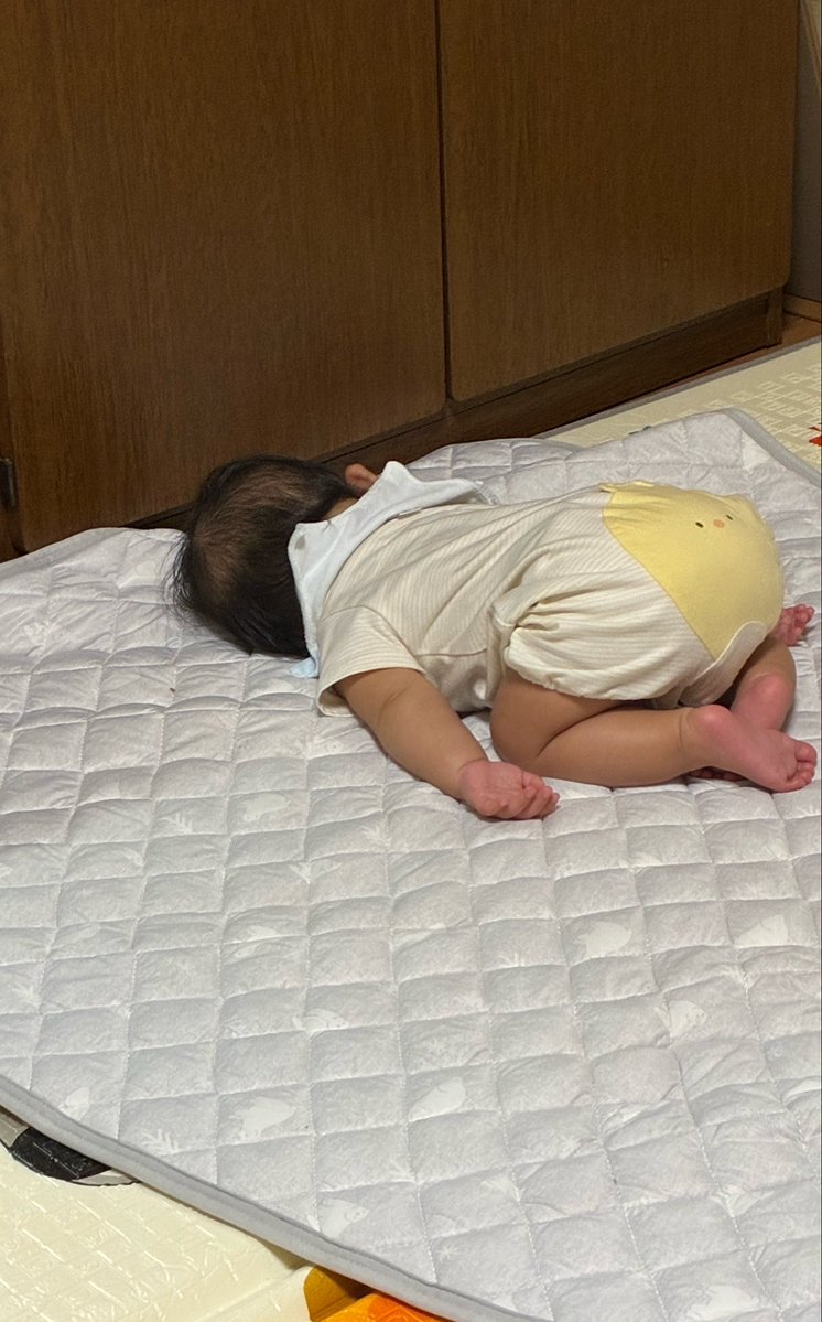0489z's tweet photo. ワクチン打ってお疲れ赤ちゃん、行き倒れてる https://t.co/02uo9eOpbE