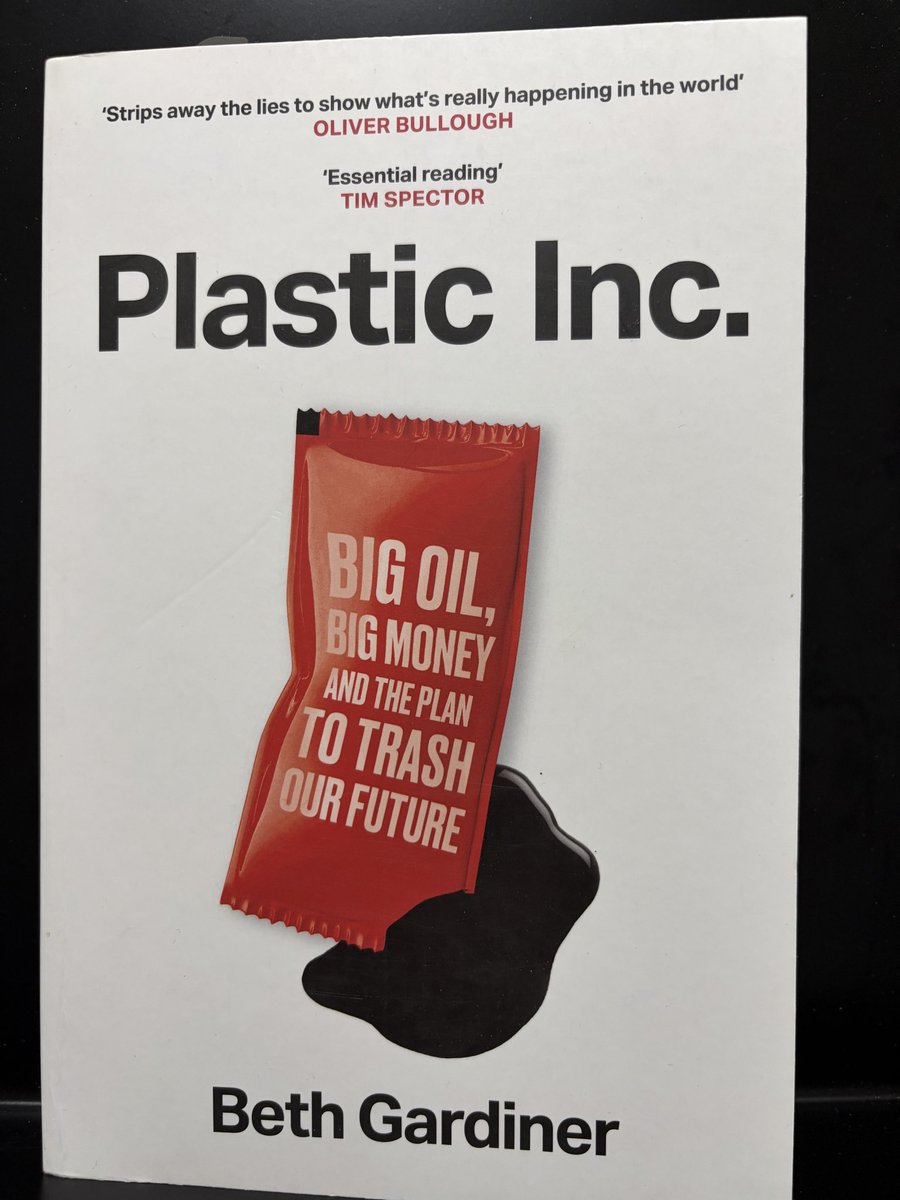 Bonkei_works's tweet photo. #今日届いた本

『Plastic Inc: Big Oil, Big Money and The Plan To Trash Our Future』

『不自然な食卓』でビッグフードと超加工食品の構造にかなり衝撃を受けた流れで、今度はプラスチック関係の本

プラスチックごみの問題だけでなく、その上流にある石油・石油化学産業、リサイクルだけでは解決しきれない現実、自分たちの生活にここまで入り込んだ便利さの裏側を追う内容っぽい

また身近なものの見え方が変わりそう

#読書