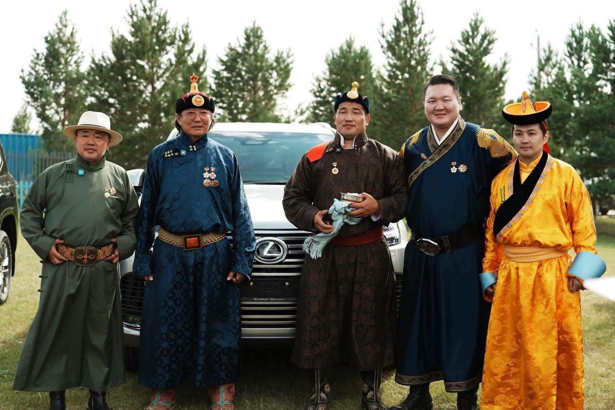 UBn_mn's tweet photo. Шунхлай групп болон АПУ компани Даян аварга Б.Орхонбаярыг Lexus-600 автомашин болон 1 тэрбум төгрөгөөр шагналаа 👏👏👏

Шунхлай группийн Ерөнхийлөгч П.Батсайхан: Монголынхоо ард түмнийг баярлуулж, бахдуулж, энэ сайхан амжилтын эзэн болсон Б.Орхонбаяр дүүдээ спортын өндөр амжилт хүсэж, аварга цолоо бататгаж, дархан аварга болоорой гэж ерөөе гэлээ.

@ShunkhlaiGroup @usukhireedui