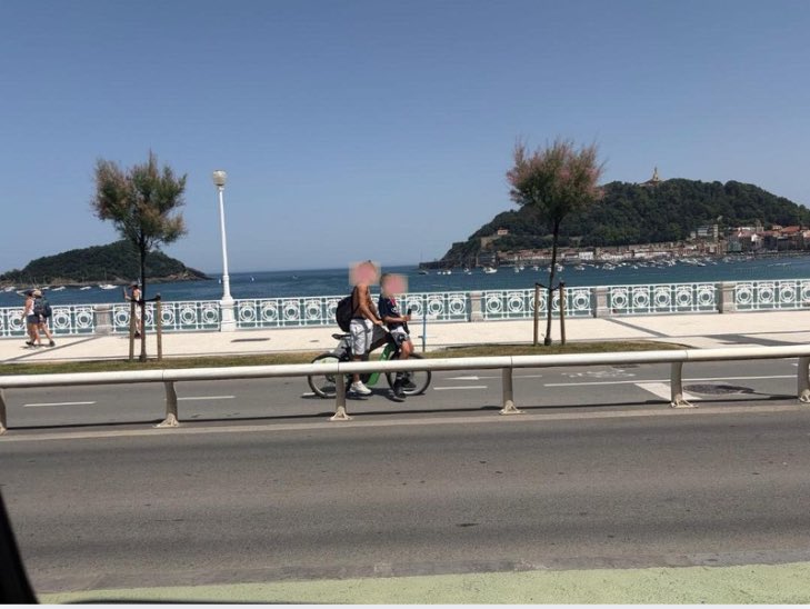 Juanmarimanero's tweet photo. Uso descontrolado de la bicicleta en San Sebastián. Los agentes miran para otro lado ✅ #AQC https://t.co/2xMHCsyeAe
