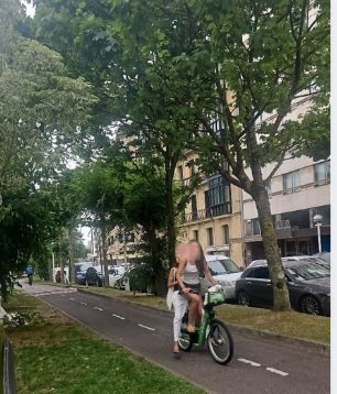 Juanmarimanero's tweet photo. Uso descontrolado de la bicicleta en San Sebastián. Los agentes miran para otro lado ✅ #AQC https://t.co/2xMHCsyeAe