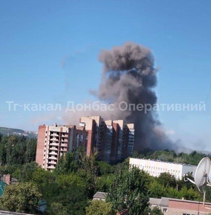 TAproject1st's tweet photo. 🔴 Russia is dropping massive guided bombs right into the center of Sloviansk, slaughtering civilians and turning neighborhoods into rubble 🤬

This is PURE terror tactics. They just dropped three heavy FAB-250 guided bombs right on a crowded residential area in broad daylight. 

A 67-year-old guy was literally crushed to death under the rubble of his own home, absolute madness.  Then they slammed an FPV drone straight into a fuel truck at a gas station to cause a massive fire. 

They're trying to burn the whole city down because their ground assaults are not what they seem. 🇺🇦 🇷🇺