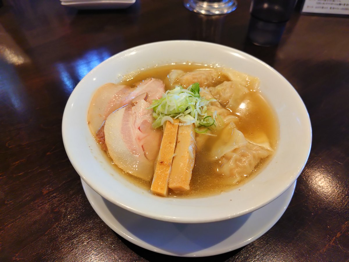tainakacity's tweet photo. まるはち屋三周年記念前夜祭に行ってきました。蒲田のNIBOSHIMANIAと弘明寺丿貫とのコラボメニューが食べられるとなったら行くしかないでしょう！一杯目は、おタツのシャカリキ塩煮干海老ワンタン麺✨繊細な煮干しの塩スープにギュッと旨味が詰まったワンタン。おいしかったー✨ https://t.co/AUydxbuNXT