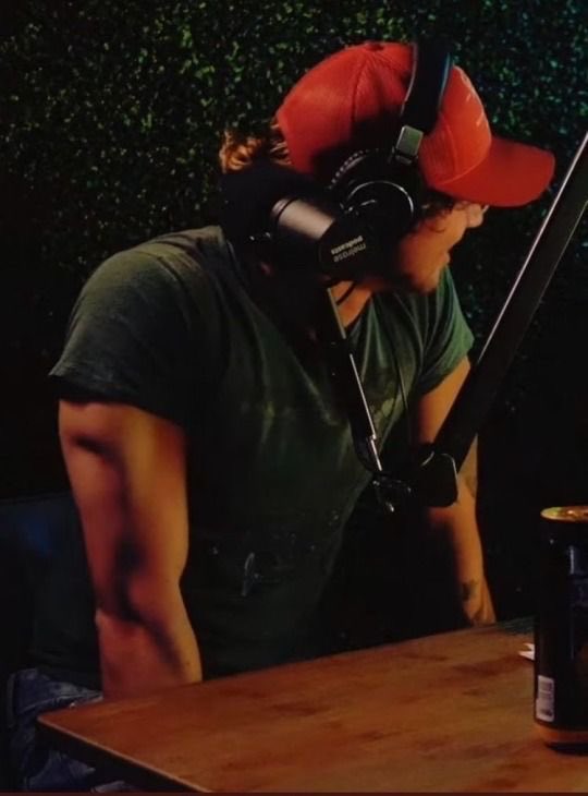 THEARTOFCTH's tweet photo. bite the arm baby or whatever 5SOS says in not ok https://t.co/3UJdJLOrlg