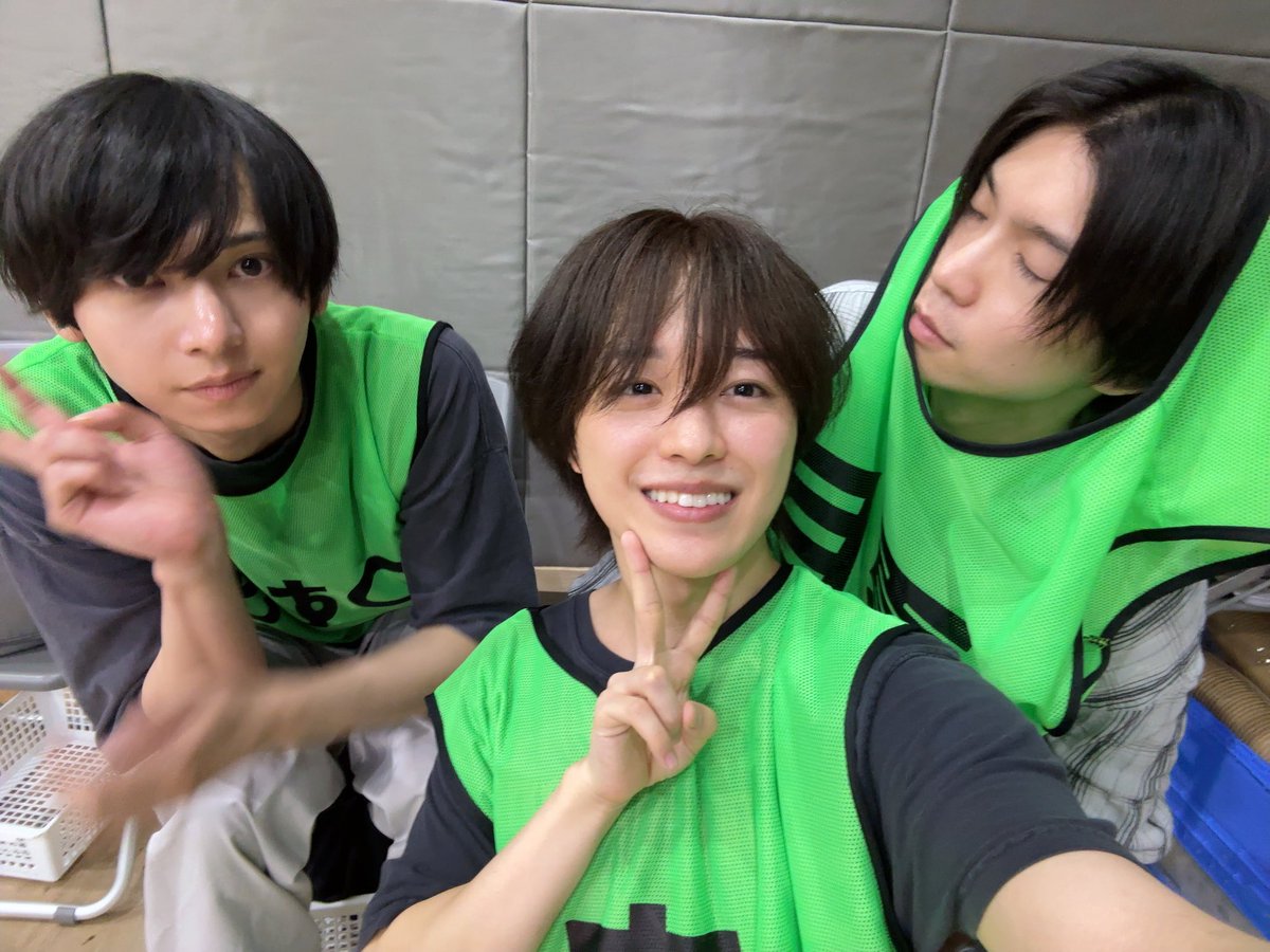 miyawaki2001's tweet photo. 今日もあんステ稽古でした！
後日談なんですがあの黄色いもけもけはバックにつけてます！僕はUFOキャッチャー下手なので、つばさくんとひろむくんがとってくれました☺️

また次の稽古もSwitch頑張ります⚡️
#あんステ https://t.co/0nkWnkJrHl