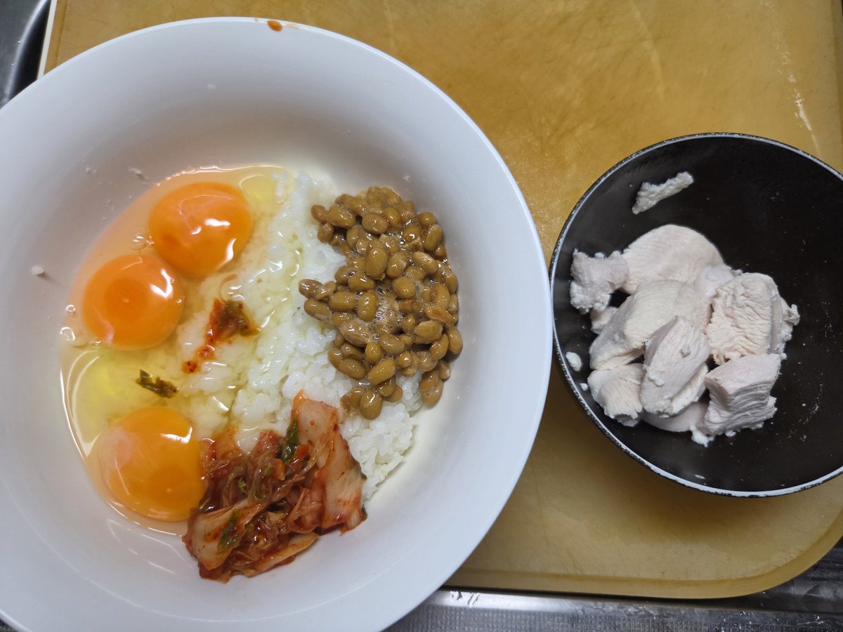 zendeikiru's tweet photo. 腕の日
初出場初優勝を獲る
審査員俺を見ろ！

米200g　卵3個　納豆1パック　鶏胸肉100g (キムチ)

米350g　鶏胸肉250g 鮭　150g  味噌汁

米300g  鶏胸肉　350g。味噌汁

#ボディビル
#ジュラシックカップ
#ダイエット #減量食
#ボディメイク https://t.co/axuHVEZJu9