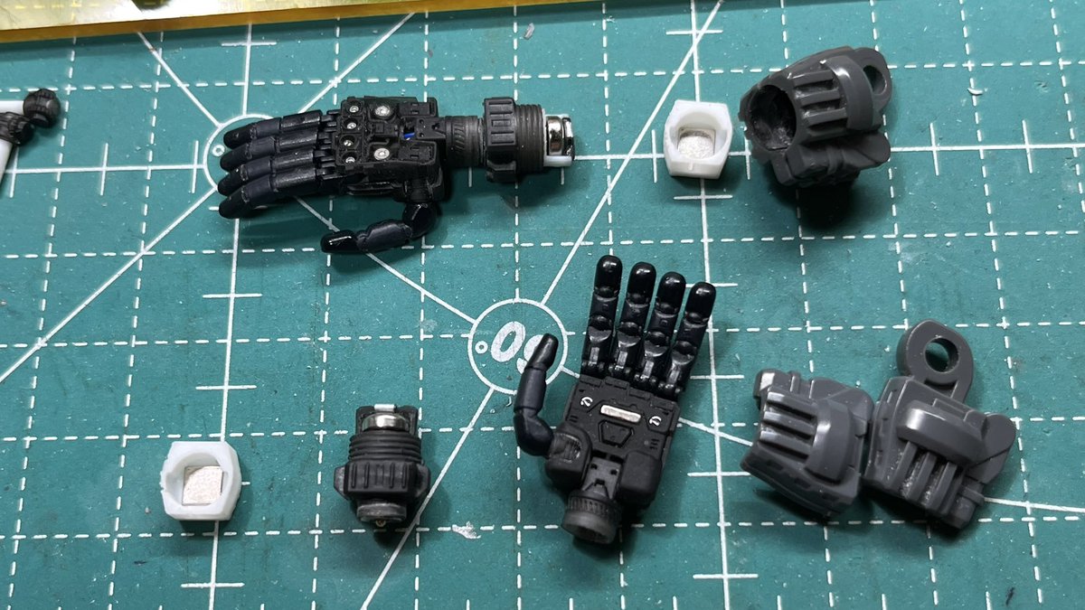 diemr2's tweet photo. @YOSSHI37953592 居ますね〜
メチャクチャジェラシーですよ🥹
FFF式も光造形機もかなり高性能低価格になりましたからねー
2〜4万円ですもん！
んで、最近よく見る3大アフターパーツ、モノアイ、バーニアスラスター、ハンドパーツのver.dieです✌️ https://t.co/Yr7qZ6CyC6
