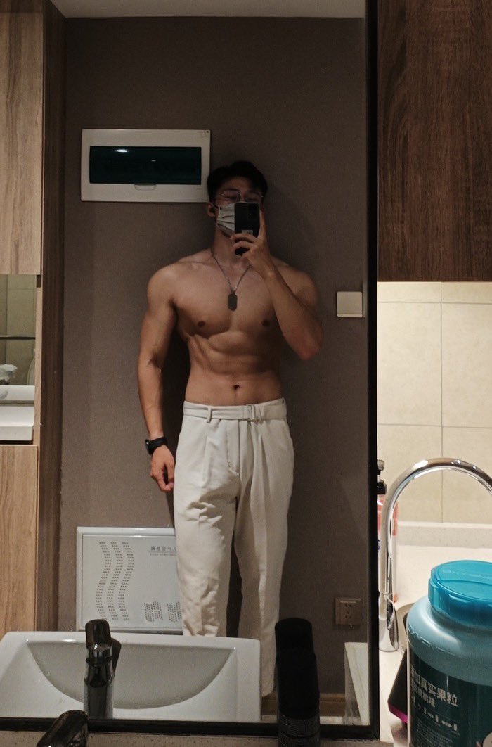 phd_muscle's tweet photo. 如果有个肌肉男博士做你的老师，你会穿什么来上课，嗯？#博士 #老师 #健身 #身材 #反差 https://t.co/54B8X1feYf