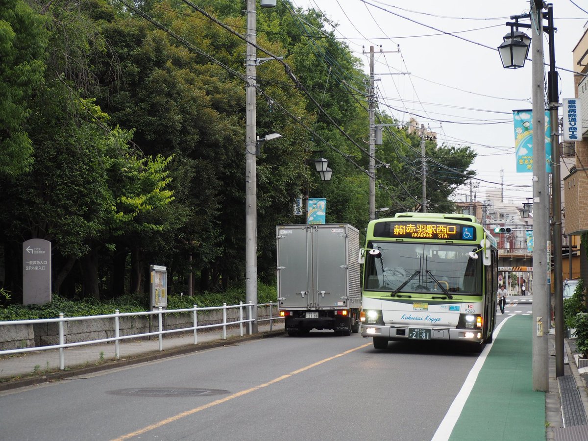 QDG0808's tweet photo. 7/12
国際興業バス赤羽営業所5228
PKG-LV234L2

昨日はPKGノンステの5228を撮影..！
緑屋根とナンバーのかすれ具合がかっこよかった😆 https://t.co/q9kuZFXkO5