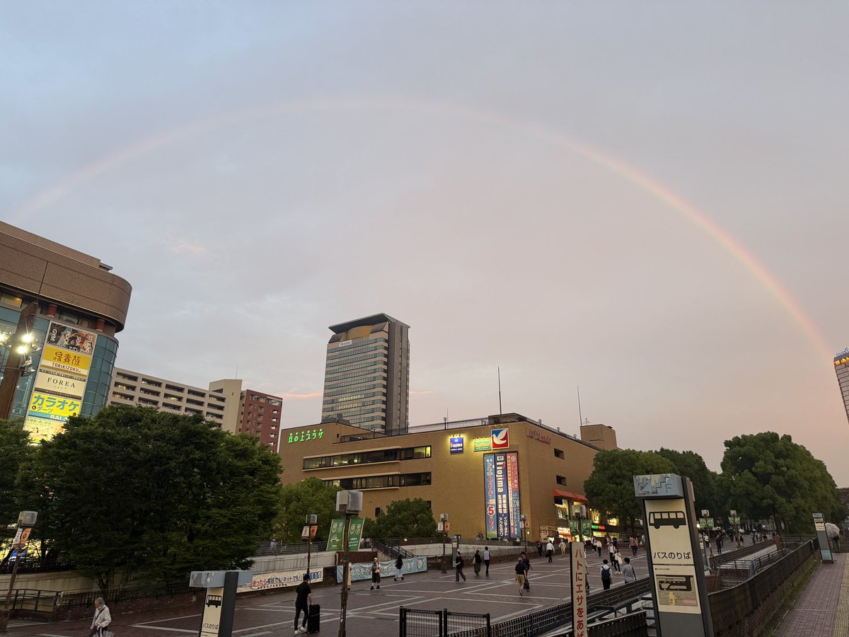 AbeyanceBloom's tweet photo. 虹が見えた。と思ったら二重になってた。
珍しいもの見たなぁ。 https://t.co/yl2LeBT2Sg