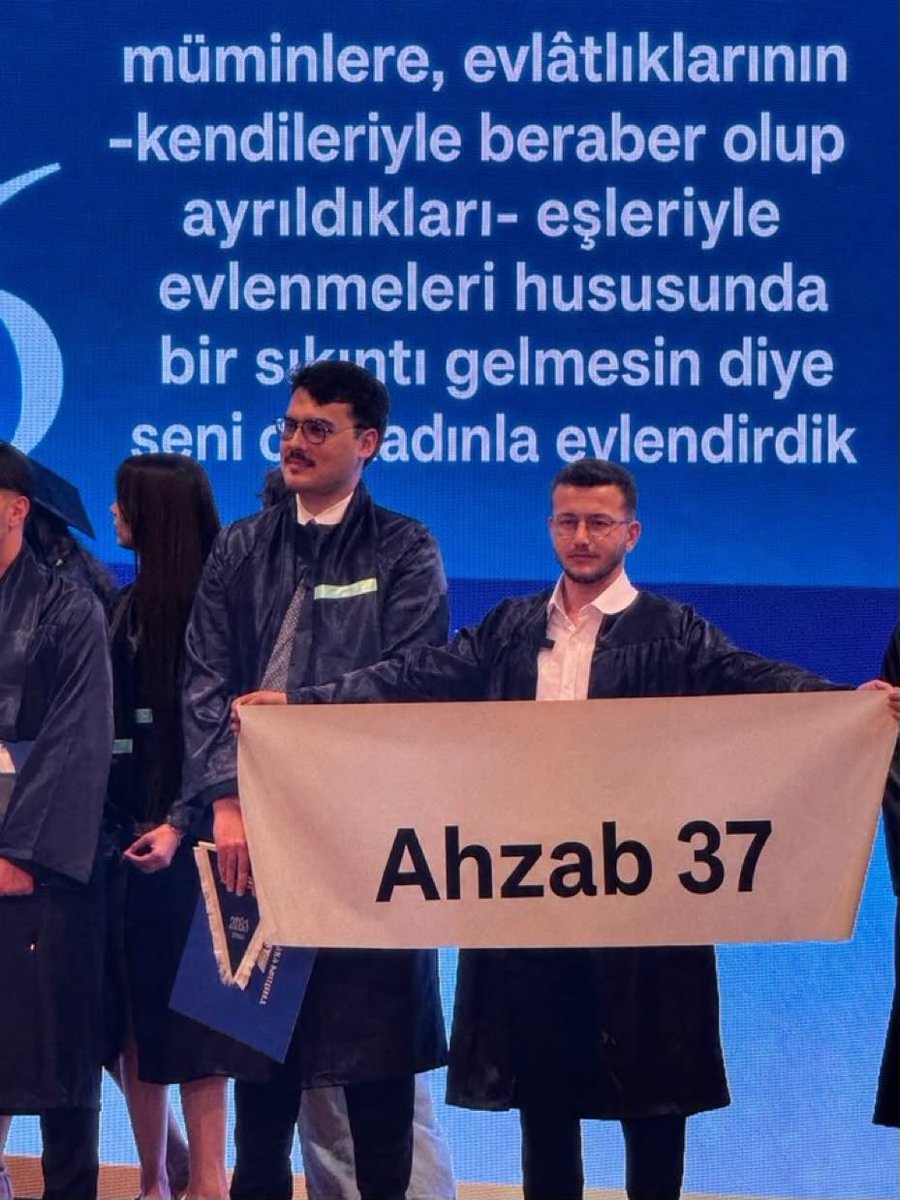 TurkMedyaTakibi's tweet photo. @hikmetgenc Allah'ın indirdiği her ayet değerli. Doğru olmak, dindar ya da dinsiz herkes için erdem. Gavurlar bile ilkokulda Kuran olmadan aşılıyorlar. Bir sonraki mezuniyetinde Ahzab 37'yi paylaşırsa, törendeki velilerden eski gelinleriyle evlenmek isteyip çekinen varsa bilgilenmiş olurlar https://t.co/bnKOtjiTs6