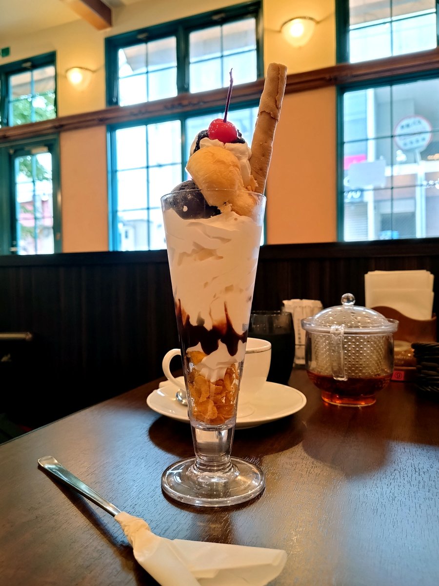 ADDdenshi's tweet photo. 大阪・高槻でランチ
からふね屋珈琲様、なかなかのボリュームでした

パフェが90種類あるようです
天井も高く、窓も広いので明るい雰囲気でした
#出張族 https://t.co/pzVHiaPxQ2