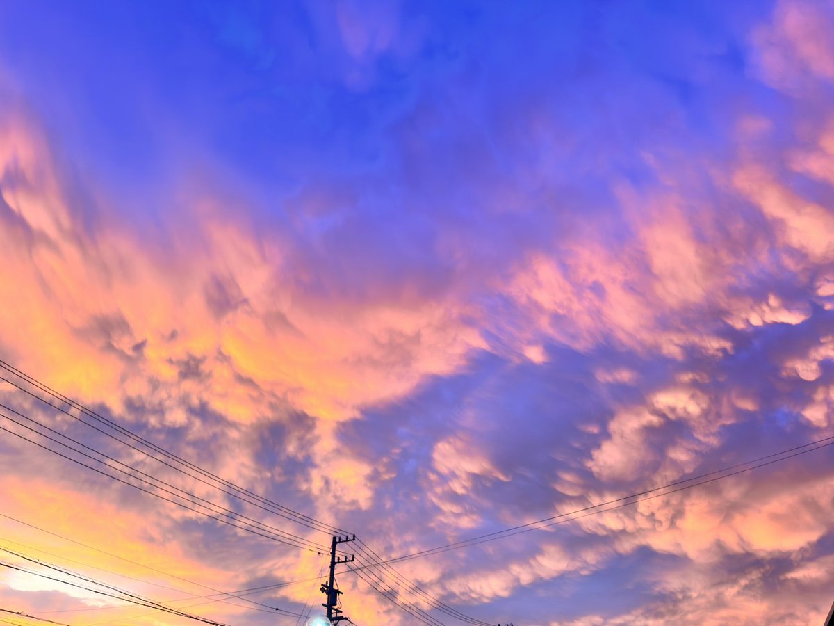 Chrowassan03's tweet photo. 絵みたいな夕焼け空や〜 https://t.co/2OiT6i08zl