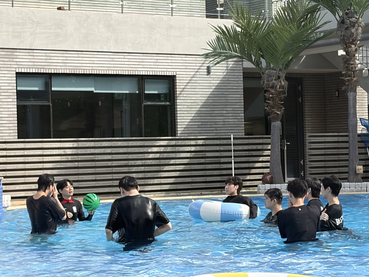 DRX_VALORANT's tweet photo. Team bonding time for KIWOOM DRX Academy ☀️ https://t.co/DMpiOKnukv