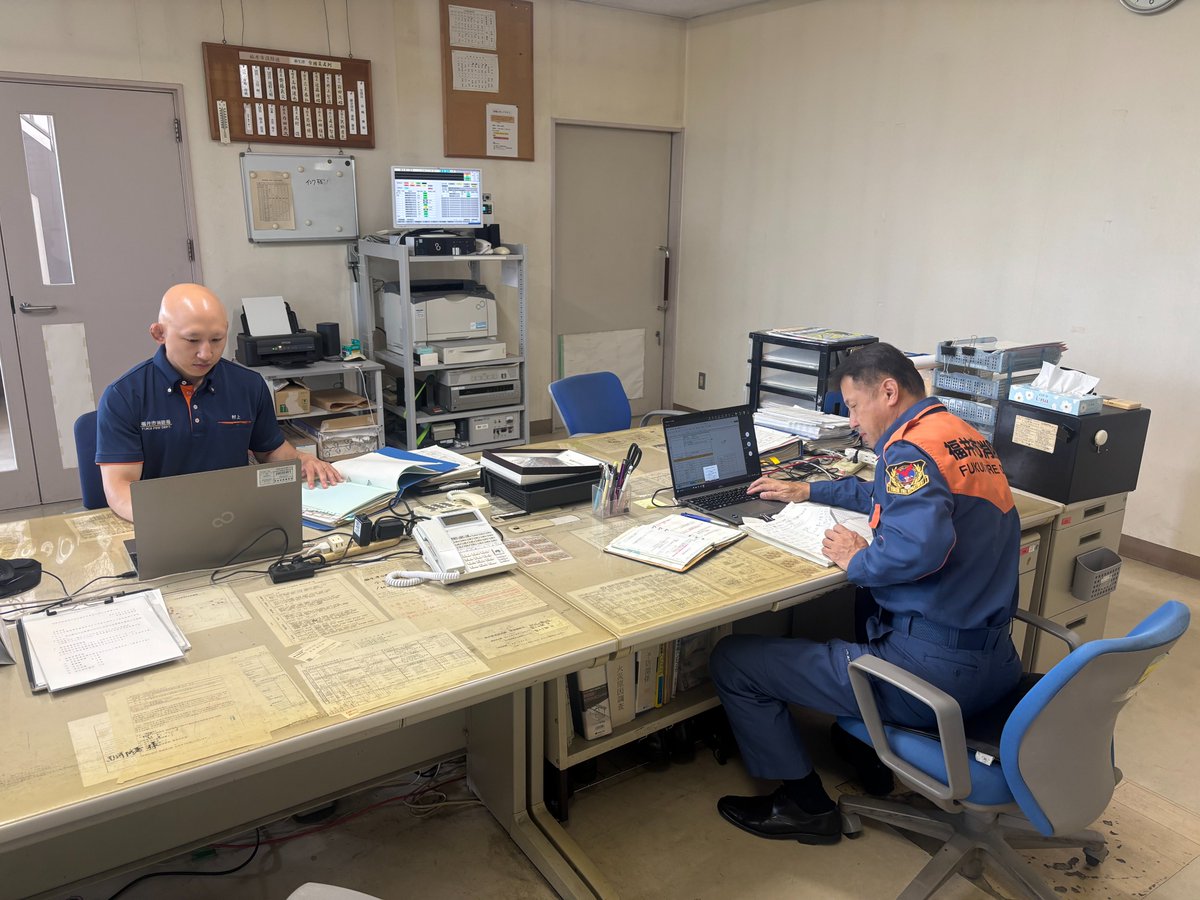 fukui_shobo's tweet photo. 南消防署麻生津分遣所の紹介です。　　　　　　　
麻生津分遣所は「ハーモニーホールふくい」の近くにある消防署で、常時２人勤務と少人数で地域を守る消防署です。
２人勤務だからこそ、信頼や連携を大切にし、日頃から火災、救助などあらゆる災害対応のため資機材の点検や訓練を行っています。 https://t.co/LXLwkrAM5V