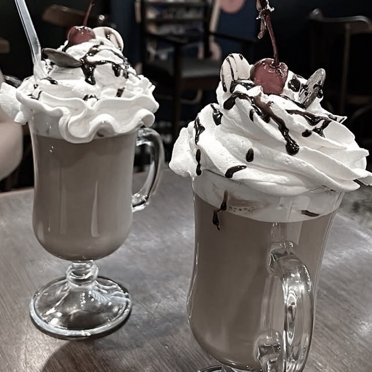 de_profundisLyn's tweet photo. type 'my favorite ___ ' into 📌 &amp; post your first results 
• idol
• hobby 
• aesthetic
• drink

yani cok da ben cikmadi pek resim yapan biri degilim iyi yapanlara hayranlik duysam da. ama icecek cok lezizo duruyo canim cekti .d https://t.co/6RCXQ3oyJp