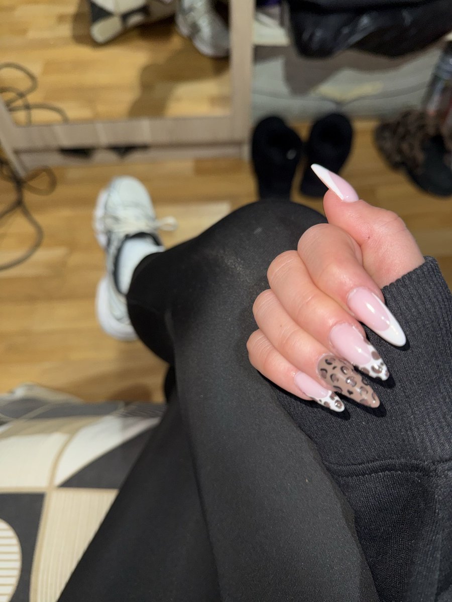 Ivsall6's tweet photo. Tu cherches mon attention ? Commence par mériter que je lise ton message les ordres sont simples. À toi de voir si tu es capable de les suivre 
Surprend moi 🐕 #moneymiss #moneyslaves #findom #paypig #soumis #argent #virtuel #chien #pieds https://t.co/YCh6HCTm8P