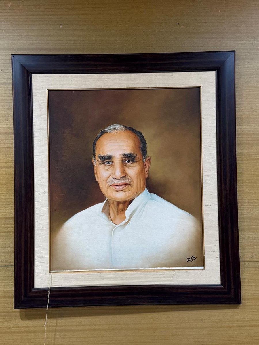 jairamthakurbjp's tweet photo. एस्सेल ग्रुप के चेयरमैन डॉ. सुभाष चंद्रा जी के पिताश्री श्री नंद किशोर गोयनका जी के निधन का समाचार अत्यंत दुःखद है।

राष्ट्रीय स्वयंसेवक संघ के समर्पित स्वयंसेवक, प्रखर समाजसेवी एवं गोसेवा के प्रति आजीवन समर्पित श्री नंद किशोर गोयनका जी ने अपना संपूर्ण जीवन समाजहित, जनकल्याण और भारतीय संस्कारों के संवर्धन के लिए समर्पित किया। उनका सादगीपूर्ण व्यक्तित्व, सेवा भाव और समाज के प्रति समर्पण सदैव प्रेरणास्रोत रहेगा।

प्रभु श्रीराम से प्रार्थना है कि दिवंगत पुण्यात्मा को अपने श्रीचरणों में स्थान प्रदान करें तथा डॉ. सुभाष चंद्रा जी सहित समस्त शोकाकुल परिवार और उनके असंख्य शुभचिंतकों को इस अपार दुःख को सहन करने की शक्ति एवं संबल प्रदान करें।

ॐ शांति।