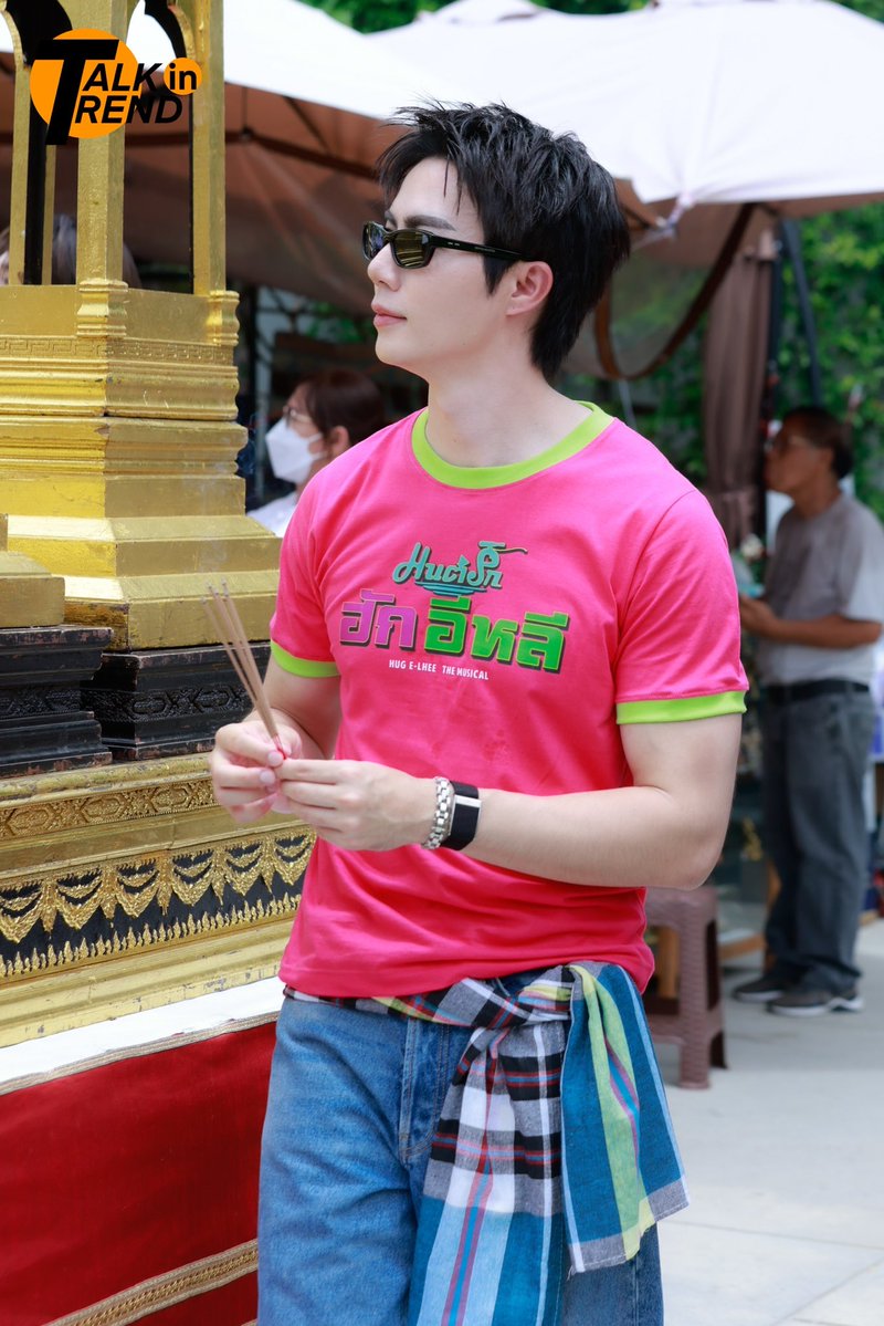 TalkinTrend's tweet photo. “ซี พฤกษ์” #ZeePruk ในพิธีบวงสรวงซีรีส์ "มนต์รักฮักอีหลี HUG E-LHEE : Somtum Rhapsody" 🌶️💘🎶

Hug E Lhee Worship 
#บวงสรวงมนต์รักฮักอีหลี
#ZeeNuNew 
#มนต์รักฮักอีหลี 
#HUGELHEETheSeries https://t.co/k1xJ6WNmwX