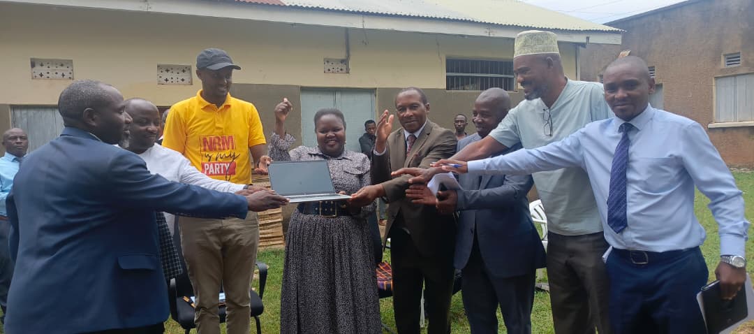 kaseseDLG's tweet photo. We have received and distributed 200 computers from @MoICT_Ug  

The computers have been allocated to various institutions for community services.

The District extends its sincere appreciation to @ Hon. Godfrey Kabyanga Kiime, and to our MPs for their lobbying efforts. https://t.co/6YnT6f5hOu