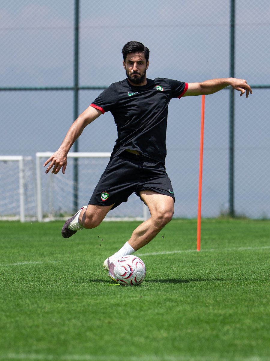amedskofficial's tweet photo. Günün Antrenmanı📸
💚❤️
Rahênana Rojê📸 https://t.co/yJcdgWtOwZ