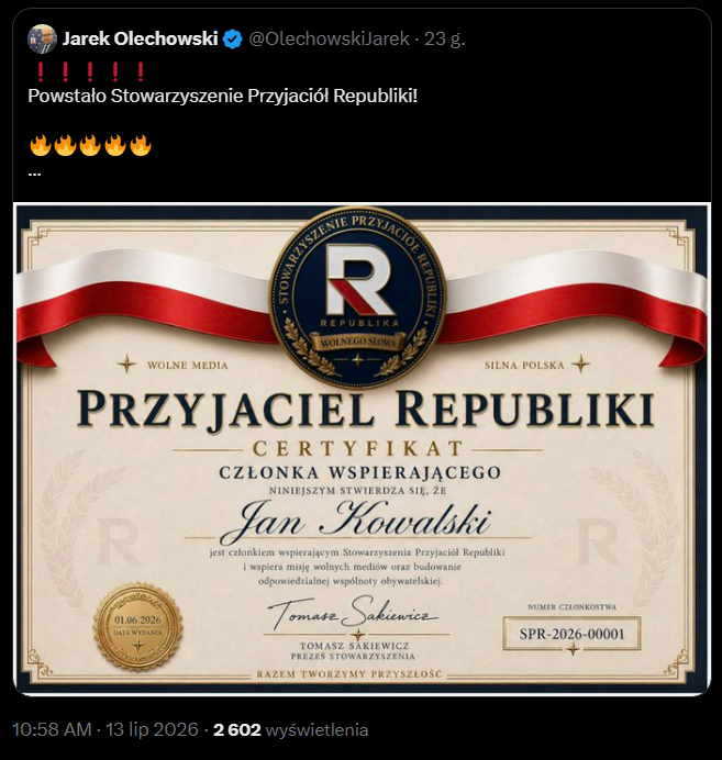 mrszczsomething's tweet photo. Słuchajcie, to jest niesamowite. Nie tylko dostajecie zwalający z nóg certyfikat do powieszenia w ramie, ale jeszcze Rachoń naprawi Wam spłuczkę, wniesie pralkę, kupi bilet do kina, a Sakiewicz umówi stylistę, zorganizuje podróż, dorzuci kwiaty i obroni przed reżimem Tuska. https://t.co/azq3Rtrpfy