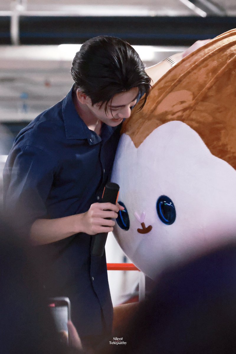 meowwnin_'s tweet photo. actually no one looked happier than mond upon meeting ponpon https://t.co/SqOopqEqvN
