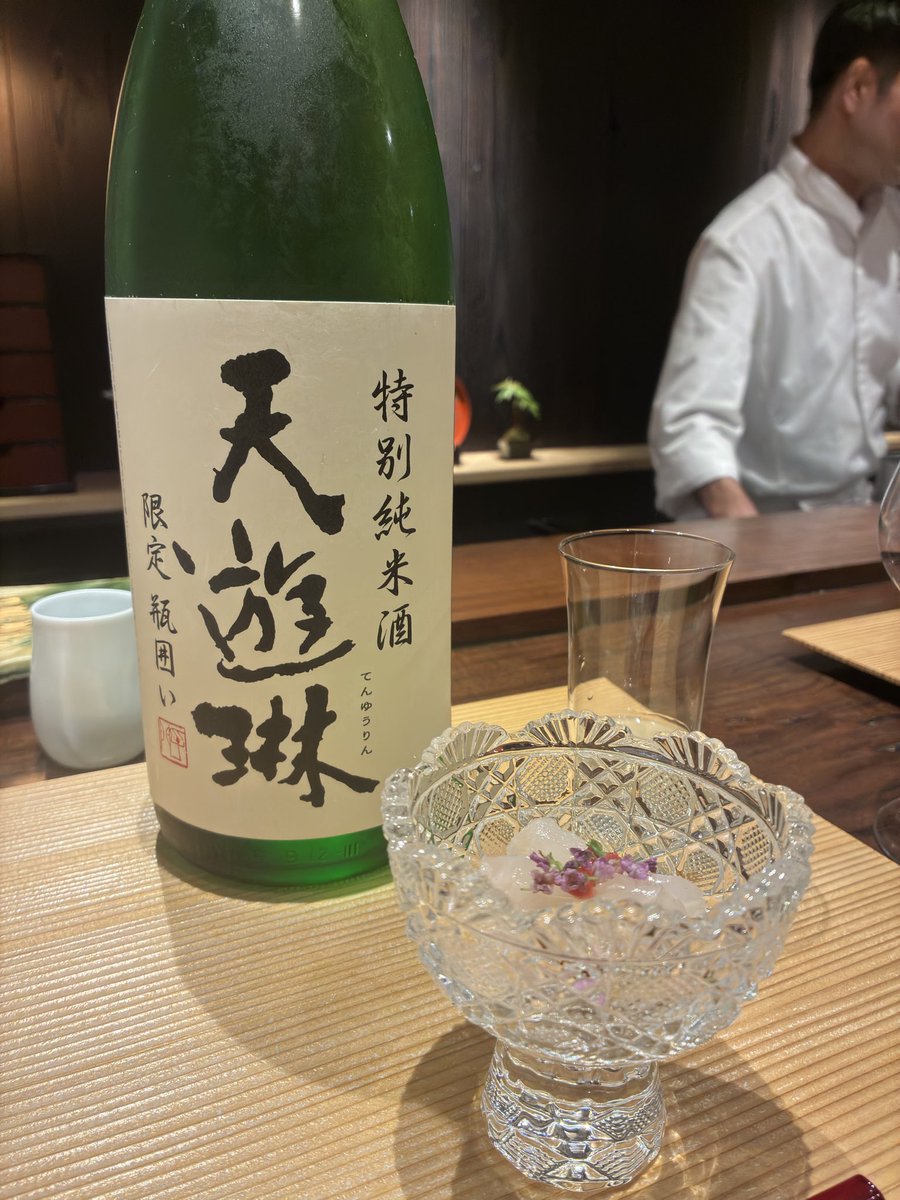 sake_prince's tweet photo. 「ここで死んでもいいと思えるほど、幸せの絶頂です」

鮨と日本酒の王道マリアージュ会で、この上ないお言葉をいただきました

こんなに嬉しいことはありません！

次回は9月。参加したいという方はコメントでお問い合わせください！
#日本酒 #日本酒王子 #さくら酒店 #鮨 #マリアージュ @reika_sake https://t.co/dITw15Fkdd