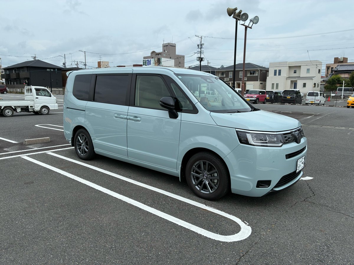 type_16s's tweet photo. 巣穴漏れしていたRSワタナベを処分し、代替したホイールです。
純正オプションの「ME-026」です。純正が1番安心だという結論に至りました。

デザインも悪くないですので、当分はこれでいきたいと思います。
エアー漏れの不安から解放されました。

#HONDA 
#ステップワゴン
#純正オプション https://t.co/lbCIh7xU9X