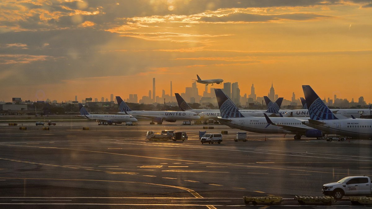 PhillMReich's tweet photo. New York sunrise #nyc https://t.co/duK6U3NnaU