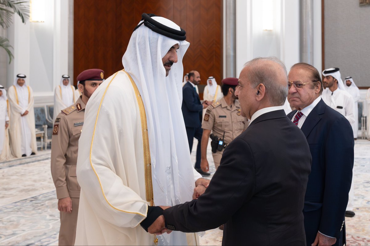 AmiriDiwan's tweet photo. سمو الأمير المفدى يستقبل دولة السيد محمد شهباز شريف رئيس وزراء جمهورية باكستان الإسلامية الشقيقة، الذي قدم التعازي لسموه في وفاة المغفور له بإذن الله صاحب السمو الأمير الوالد الشيخ حمد بن خليفة آل ثاني، وذلك في قصر لوسيل. https://t.co/fO9GW44non https://t.co/bYOTVfJwAm