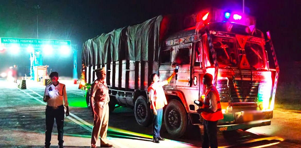 shahjahanpurpol's tweet photo. 🚦 यातायात नियमों के उल्लंघन पर प्रभावी प्रवर्तन कार्यवाही 🚔
#SP_शाहजहाँपुर के निर्देशन में यातायात पुलिस एवं थाना पुलिस, जनपद शाहजहाँपुर द्वारा शासन के निर्देशों के क्रम में "ड्रंकन ड्राइविंग, मॉडिफाइड साइलेंसर एवं प्रेशर हॉर्न" के विरुद्ध विशेष अभियान चलाकर प्रभावी प्रवर्तन कार्यवाही की गई। अभियान के दौरान यातायात नियमों का उल्लंघन करने वाले वाहन चालकों के विरुद्ध मोटर वाहन अधिनियम के अंतर्गत प्रभावी कार्रवाई करते हुए कुल 1843 चालान किए गए।
यातायात नियमों का पालन करें, सुरक्षित रहें।