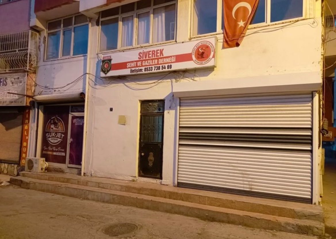 aksiverek's tweet photo. KAMUOYUNA DUYURU

Son günlerde sosyal medya platformlarında Siverek Belediyemiz ve Belediye Başkanımız Sayın Ali Murat Bucak hakkında gerçeği yansıtmayan iddiaların dolaşıma sokulduğu görülmektedir. Kamuoyunun yanlış yönlendirilmesini önlemek adına aşağıdaki açıklamanın yapılması zaruri hale gelmiştir.

Şehitlerimiz ve gazilerimiz, milletimizin en kıymetli emanetidir. Onların aziz hatırasını günlük siyasi tartışmaların konusu haline getirmek ne milletimizin ortak değerleriyle ne de vefa anlayışıyla bağdaşmaktadır.

AK Parti olarak kurulduğumuz günden bu yana şehit ailelerimizin ve gazilerimizin yanında olmayı temel bir sorumluluk olarak görüyoruz. Bu anlayış doğrultusunda şehit yakınları ve gazilerimizin eğitim, sağlık, istihdam, ulaşım ve sosyal haklarının geliştirilmesine yönelik birçok düzenleme hayata geçirilmiş; özlük haklarının güçlendirilmesi, ekonomik desteklerin artırılması ve yaşam standartlarının yükseltilmesi adına önemli adımlar atılmıştır.

Şehit aileleri ve gazilerimize yönelik gerçekleştirilen bu hizmetler, siyasi söylemlerin değil; devletimizin vefa anlayışının ve milletimize olan sorumluluğumuzun bir göstergesidir. Bu nedenle, şehitlerimizin aziz hatırası üzerinden belediyemizi ve partimizi yıpratmaya yönelik algı çalışmaları yürütülmesini doğru bulmuyor, bu yaklaşımın toplum vicdanında karşılık bulmayacağına inanıyoruz.

Bizler için şehitlerimizin emaneti her türlü siyasi hesaplaşmanın üzerindedir. Şehit ailelerimize ve gazilerimize hizmet etmek, onların yanında olmak ve haklarını korumak dün olduğu gibi bugün de önceliğimiz olmaya devam edecektir.

AK Parti Siverek İlçe Başkanlığı olarak belediyemizin kamu yararını esas alan, şeffaf ve hizmet odaklı çalışmalarının yanında olduğumuzu bir kez daha ifade ediyor; tüm hemşehrilerimizi doğruluğu teyit edilmemiş paylaşımlara itibar etmemeye, sağduyulu davranmaya ve ortak değerlerimizi siyasi tartışmaların dışında tutmaya davet ediyoruz.

Kamuoyuna saygıyla duyurulur.

AK PARTİ SİVEREK İLÇE BAŞKANLIĞI
