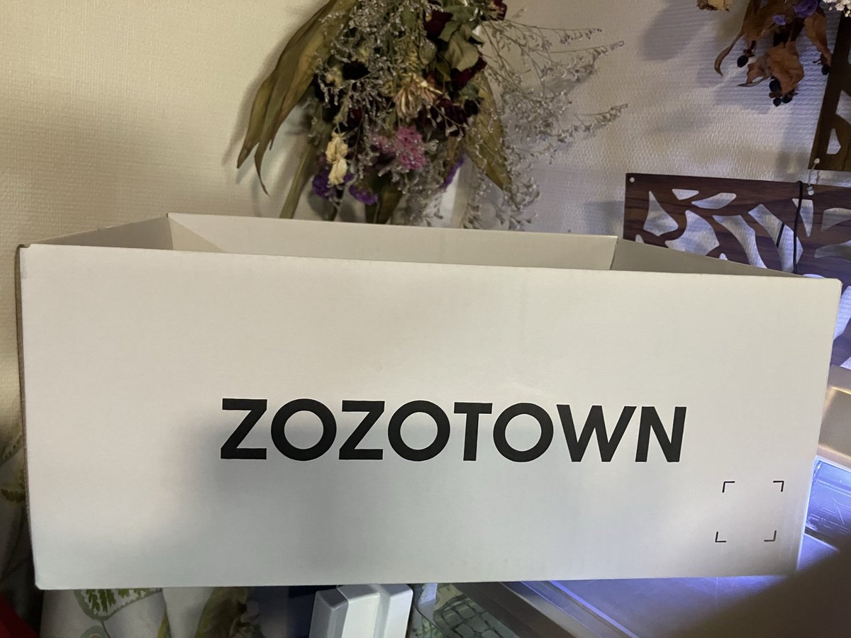 EiichiNishikawa's tweet photo. ZOZOの白い箱届いた❣️
ポイント当たります様に🎯
#ZOZOSALE箱CP https://t.co/ZGUMNxNG8d