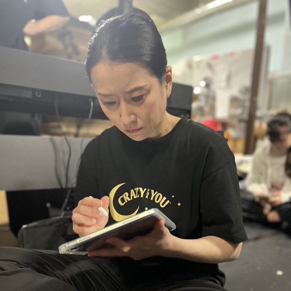 castalia_nerima's tweet photo. \ #劇団カスタリア 稽古の様子を公開/
最近は新しいナンバー、大道具を考えた位置取り、芝居まで一気に進行中。この日はなんとパンフレット撮影まで！最近の団員はみんなよく、メモとにらめっこ。全集中しております。最後写真は、稽古後に少しだけ力が抜けたひとときをお届け。
#金曜日の食卓 #稽古 https://t.co/epu2IXNgkJ