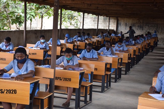 PulseNigeria247's tweet photo. FG SUSPENDS PROPOSED N50,000 WAEC AND NECO EXAM FEES 📚 https://t.co/z3K1JgjIOU