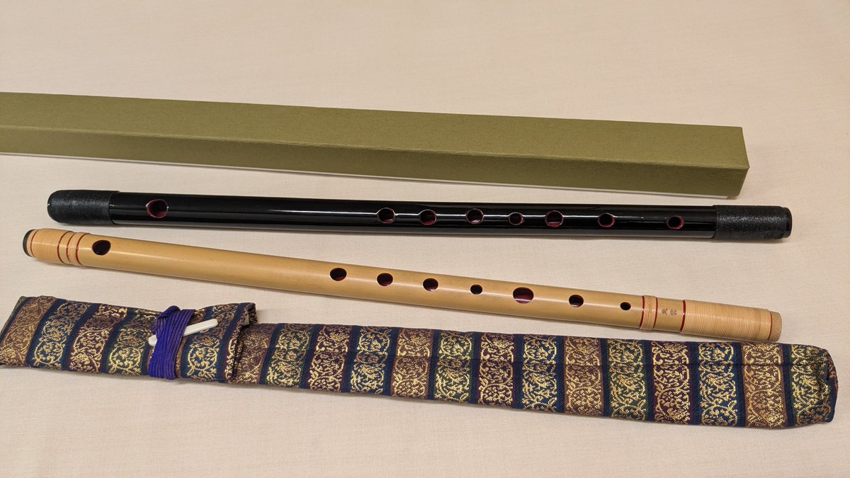 M_K_kanoe's tweet photo. 今まで借り物だったけど、ついに私物(黒)の買った。値段も値段だけど、唇への当たり心地も指の押さえ心地も良いし、音も鳴らしやすくて伸びやか……惚れてしまう https://t.co/jzLeS5A1Wp