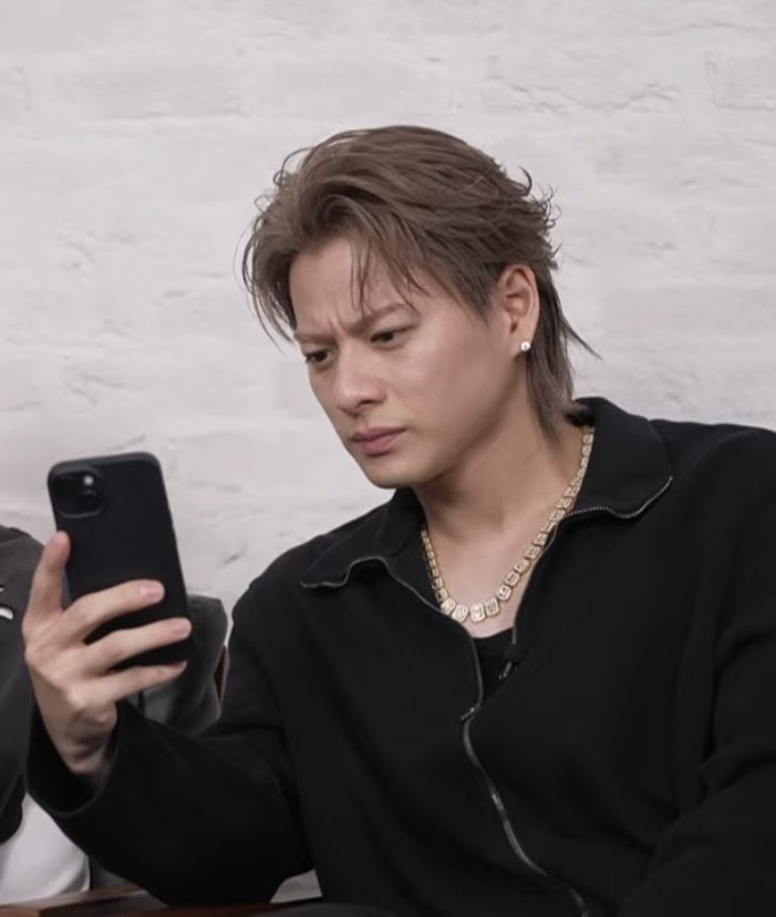 _SUKIDAPYOOON's tweet photo. こんなかっこいい顔でスマホ見る人この世に存在するんだ、、 https://t.co/K9fsP8b44O