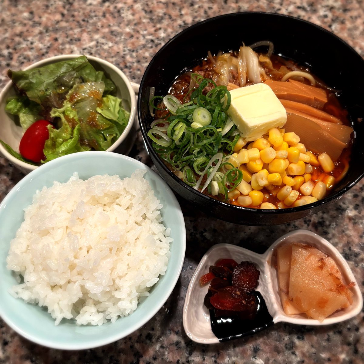 くろまめ出勤してます🐈‍⬛💚 ごはんできてるよー！ 味噌ラーメン定食